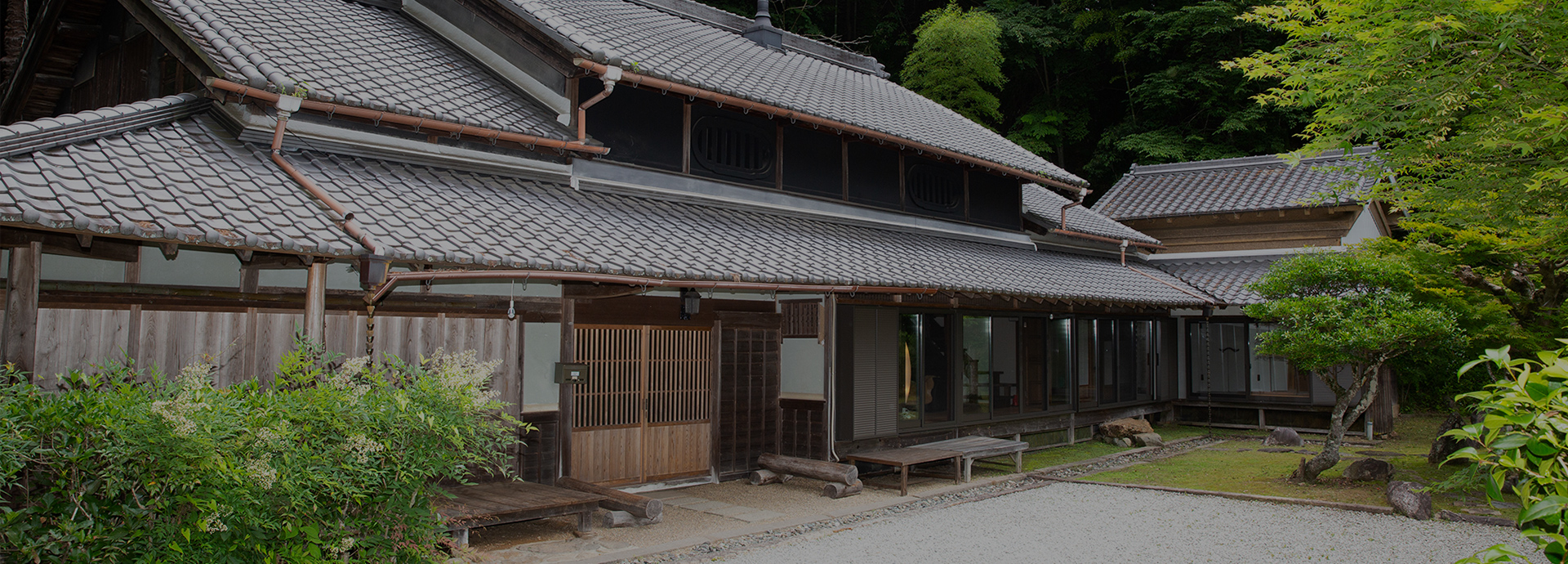 自然に囲まれた静かな隠れ宿でゆっくりとした時間をお楽しみください。